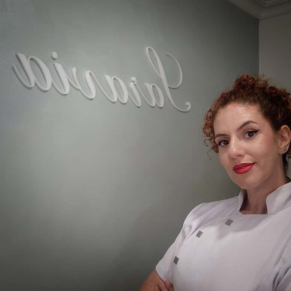 Profesional de estética sonriente en centro de belleza y bienestar